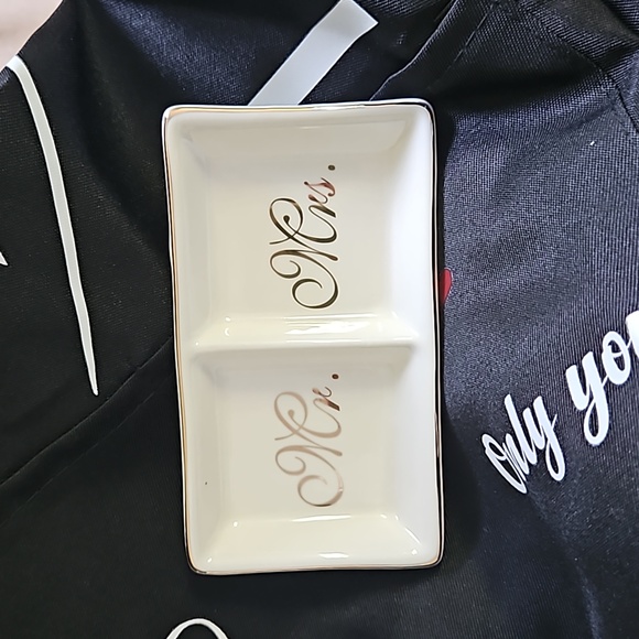 Mr and Mrs apron and pot holder set. Brand new - Picture 2 of 2